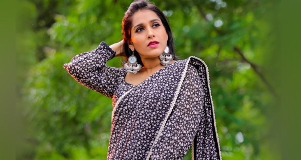 Rashmi Gautam Black Saree New Stills