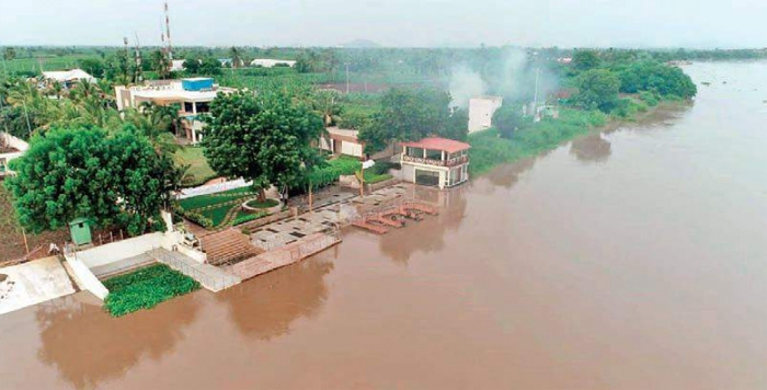 Chandrababu riverfront house to hit with floods at prakasham barriage