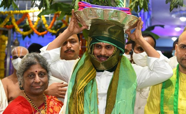 cm ys jagan is in traditional look in tirumala