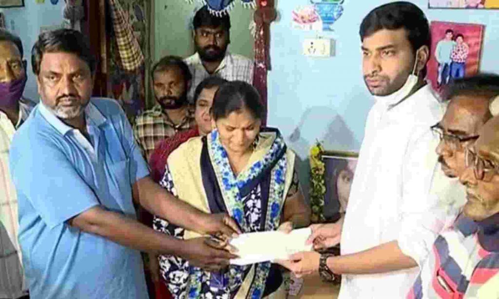 devineni avinash present cheque to divya parents