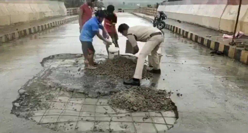 police conistable repairs the road by himself and getting appreciation from people