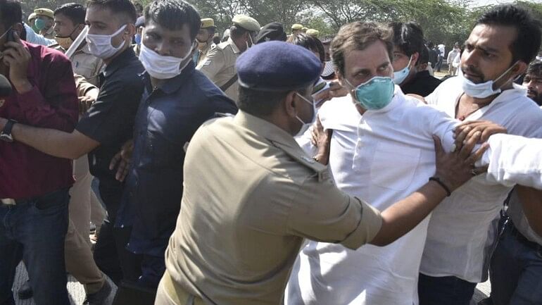 Police lathi charge on Rahul Gandhi