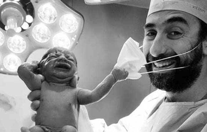 new born baby removes doctor mask photo goes viral