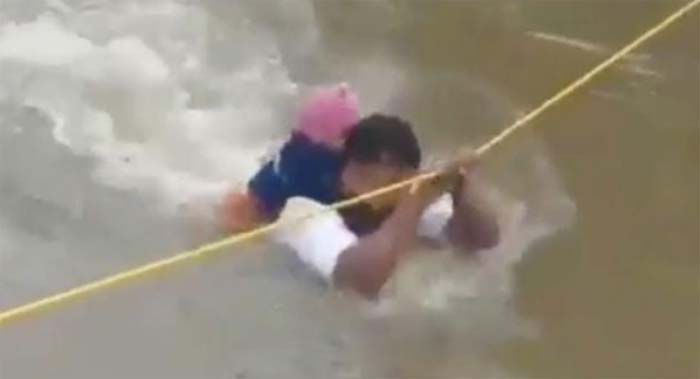 Rajendra Nagar Police Rescues family Who Stuck In hyderabad floods