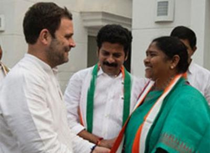congress leader rahul gandhi appreciates mulugu mla seethakka