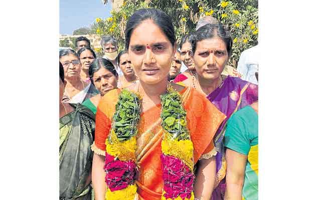 నిన్నటి వరకు వాలంటీర్.‌.. నేటి నుండి సర్పంచ్‌