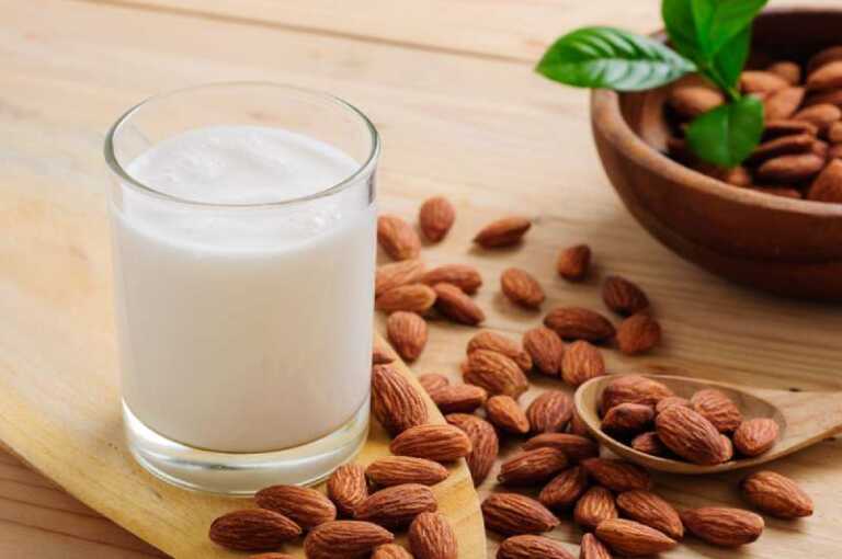Almond Milk: బాదంపాలు తాగితే ఉపయోగాలు చాలా..! పురుషులకైతే..