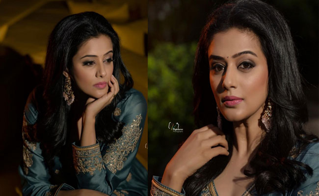 Stunning Pics Of Priya Mani Raj