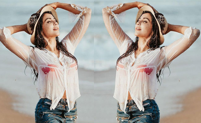 Parvati Nair looks even more beautiful in wet clothes on the beach