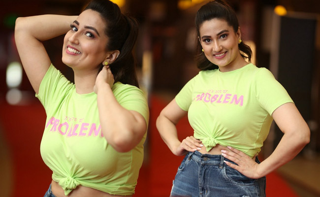 Anchor Manjusha New Photoshoo in Green top and Jean