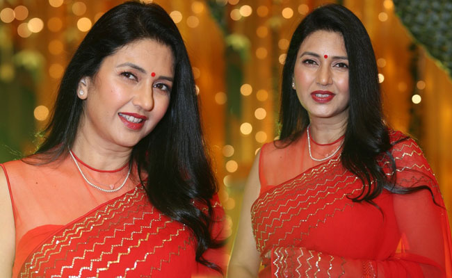 Deepti Bhatnagar Looking Beautiful in Red Saree