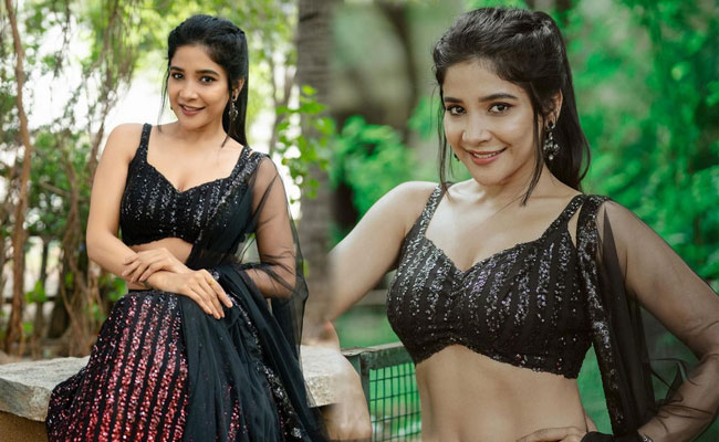 Sakshi Agarwal Glamorous Looks in Shiny Black Dres