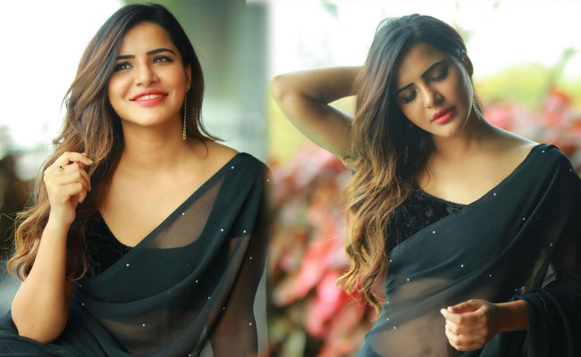 Ashu Reddy Awesome Looks in Black Saree