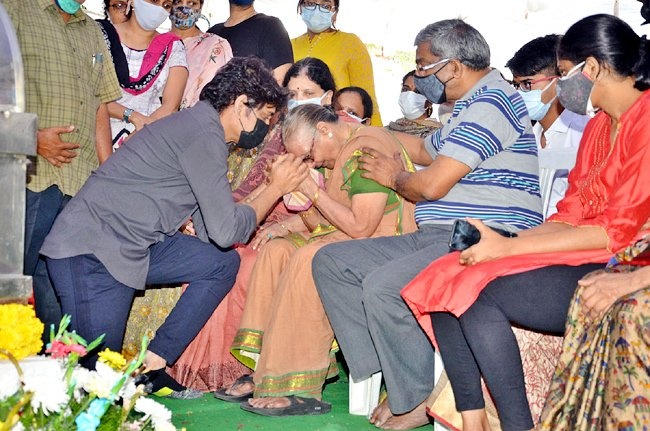 Celebs Condolences To Sirivennela Sitaramasaastry 55 | Telugu Rajyam