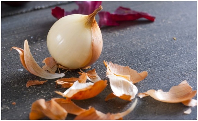 Onion Peel Benifits: ఉల్లిపాయ పొట్టు పడేస్తున్నారా? ఈ ప్రయోజనాలను కోల్పోయినట్లే!