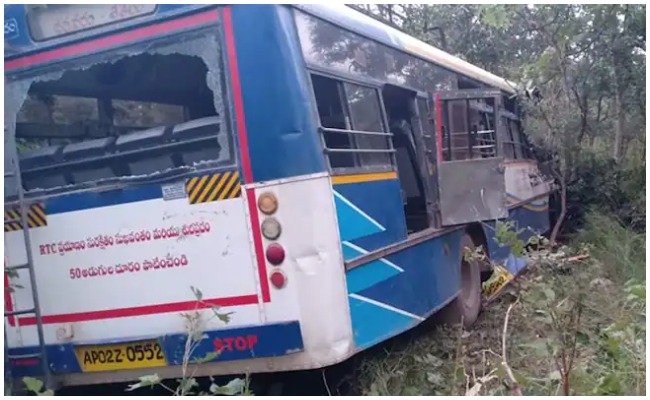 Accident: ప్రమాదానికి గురైన ఆర్టీసీ బస్సు.. తృటిలో తప్పిన పెను ప్రమాదం…!