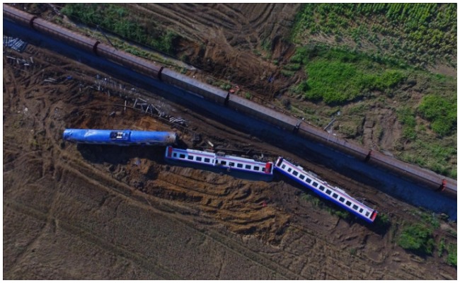 Africa Train Accident: ఆఫ్రికాలో పట్టాలు తప్పిన రైలు.. 61 మంది దుర్మరణం