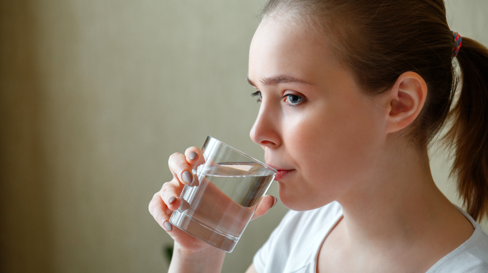 Young,Woman,Drinks,Glass,Of,Pure,Water,In,Morning,After