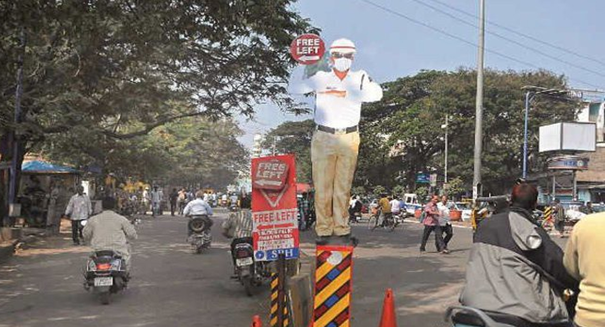 కానిస్టేబుల్ కార్ తీయమన్నందుకు ఆగ్రహానికి గురైన వ్యక్తి .. ఎంతటి దారుణానికి పాల్పడ్డాడంటే..?