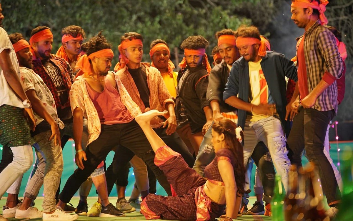 సోషల్ మీడియాను ఊపేస్తున్న స్పీడ్220 చిత్రం స్పెషల్ సాంగ్